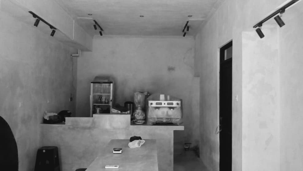 Suasana bar dan meja kedai Kopi Kita yang hangat